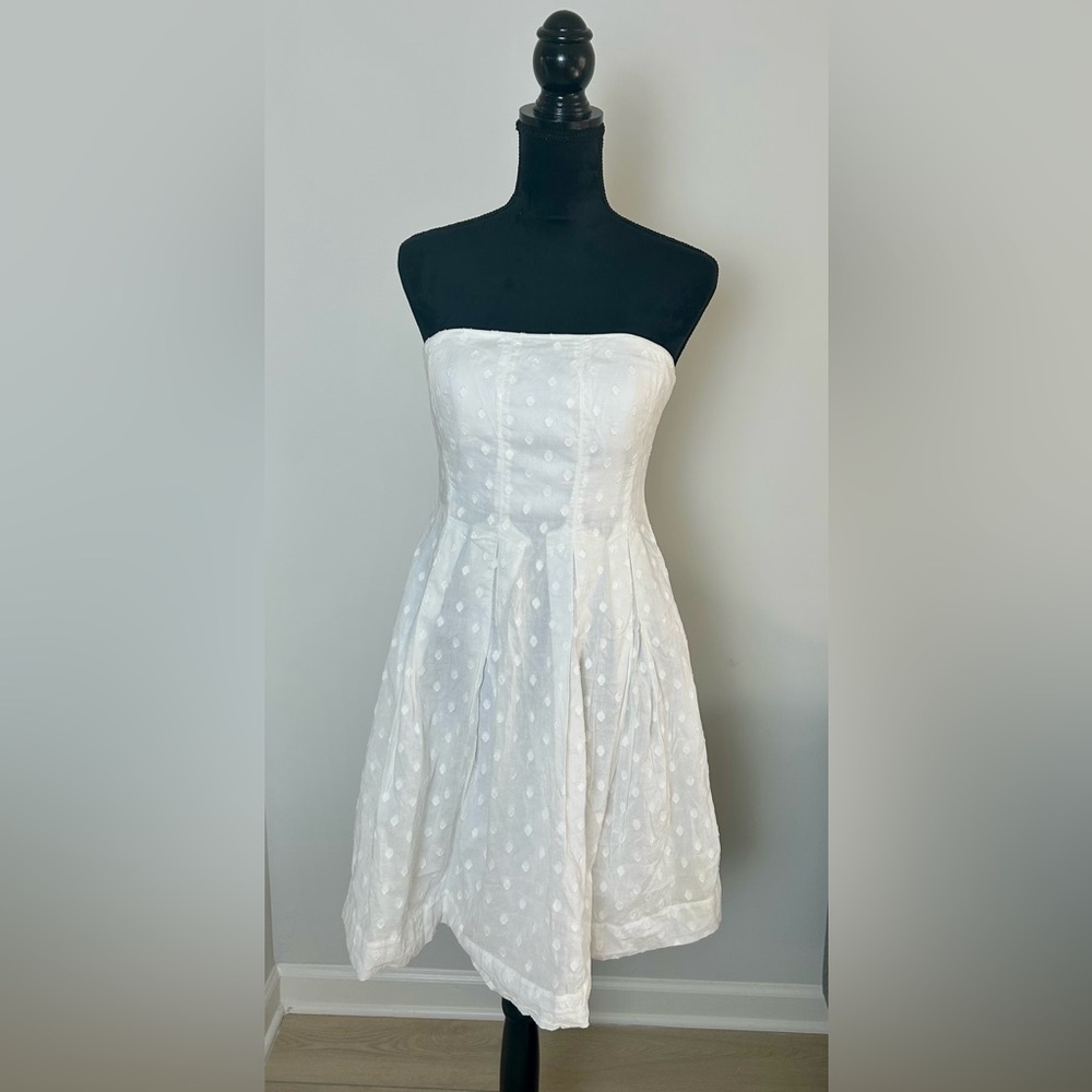 Adorable white strapless dress size 4 pre loved lined and has pockets 😍